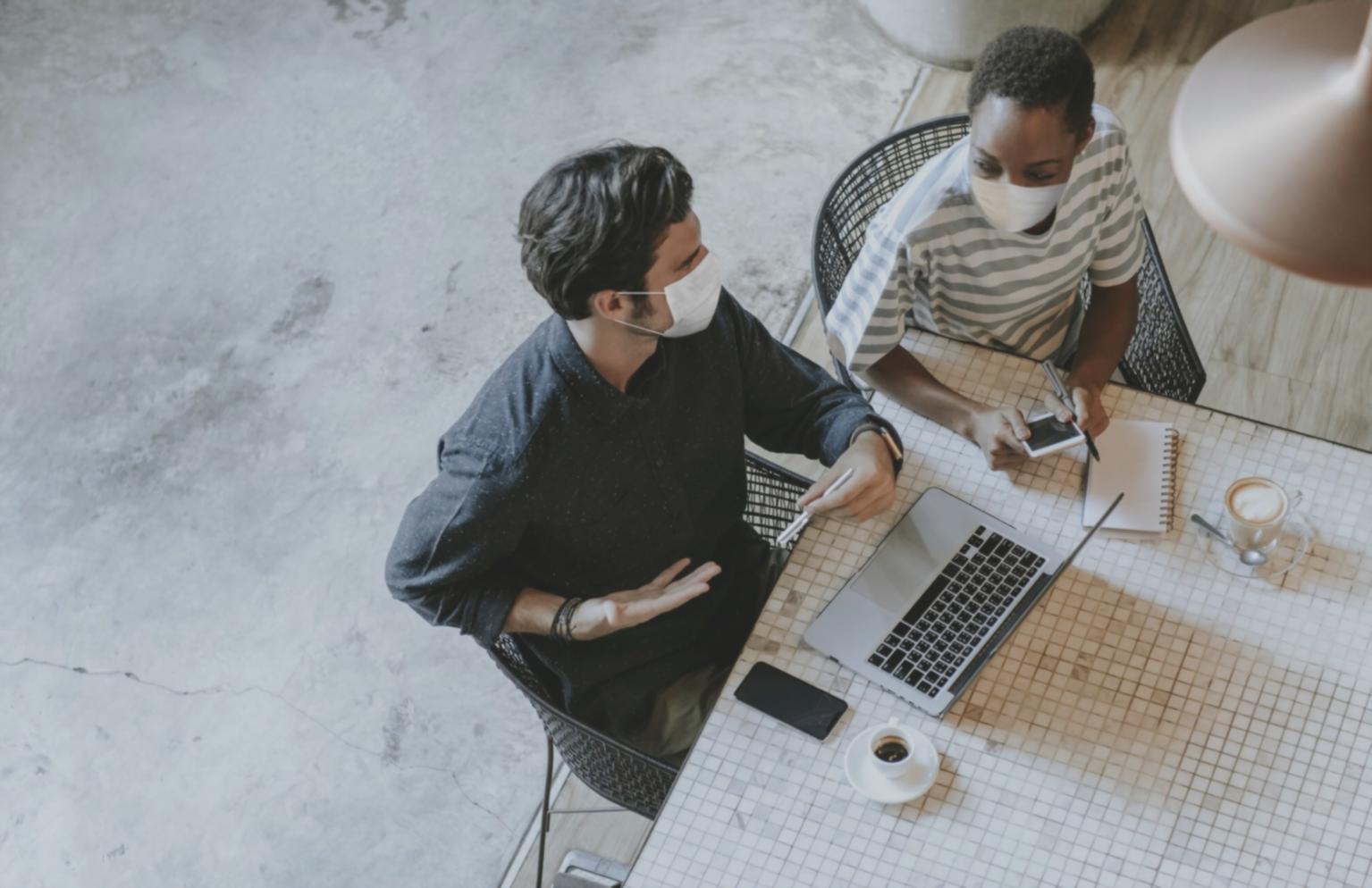 Salle de formation moderne avec écrans interactifs pour webinaires financiers