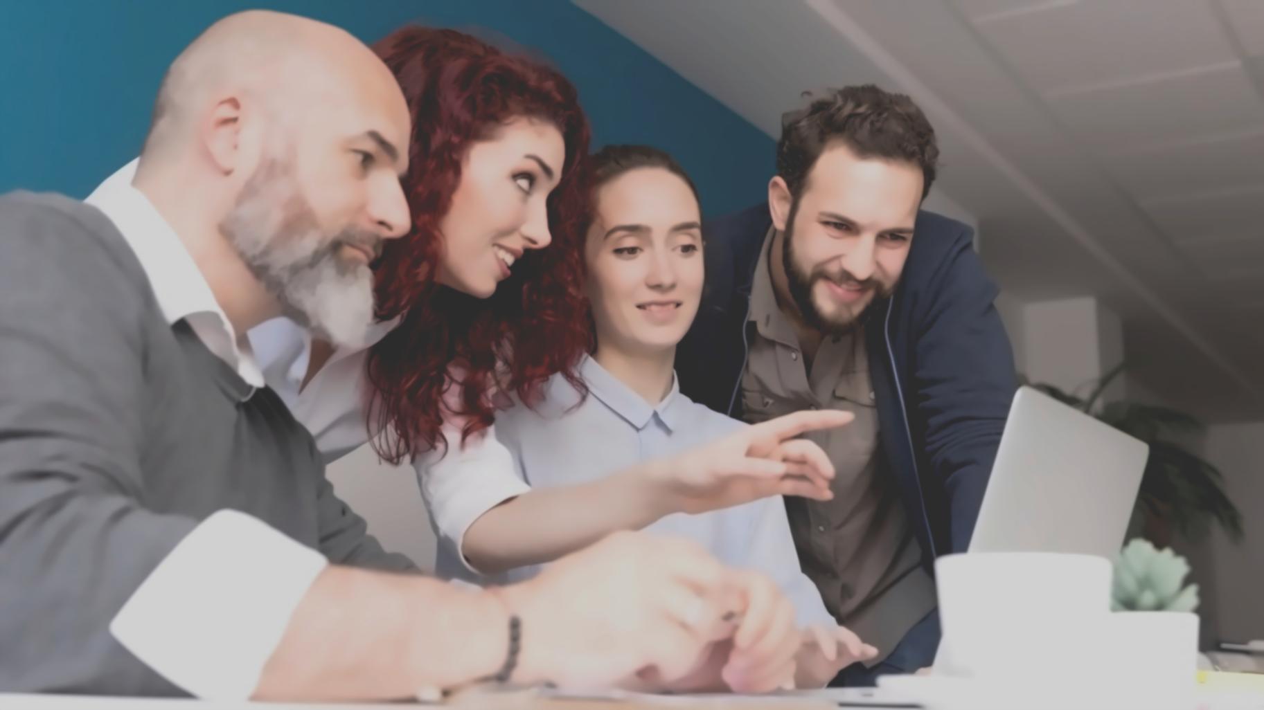 Réunion de travail entre partenaires éducatifs discutant des programmes de formation