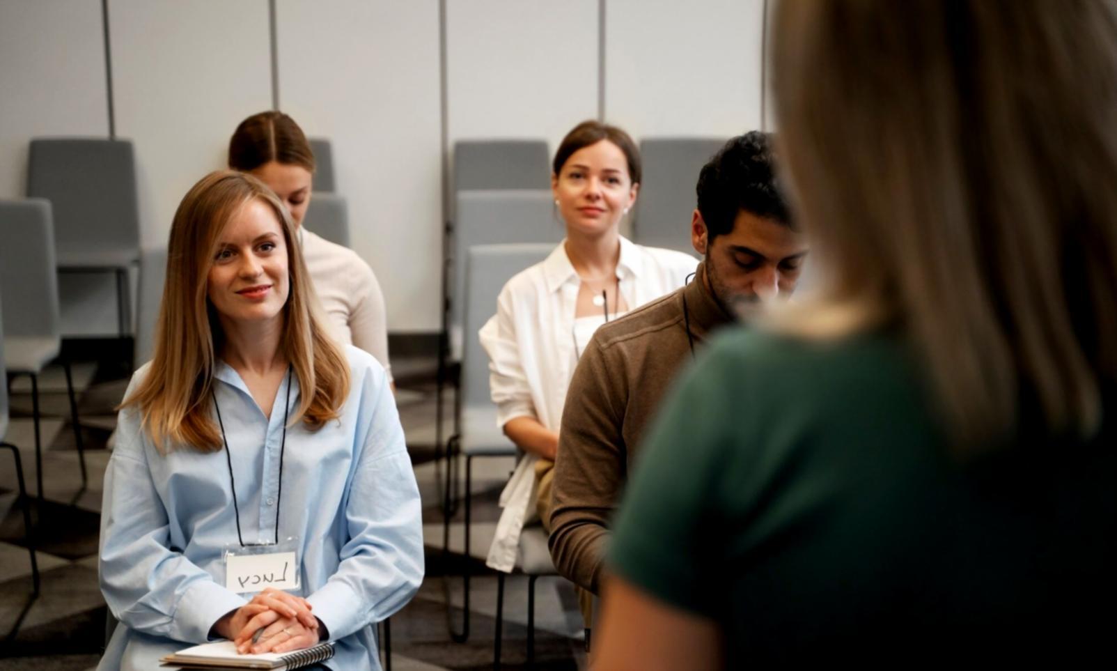 Séance de formation en éducation financière avec participants engagés