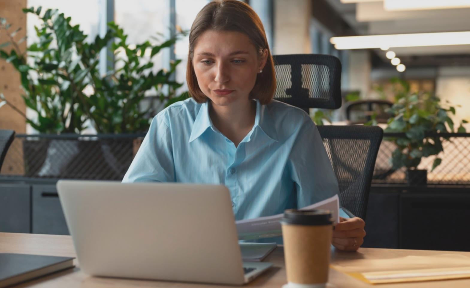 Consultation personnalisée avec documents financiers et calculatrice sur bureau